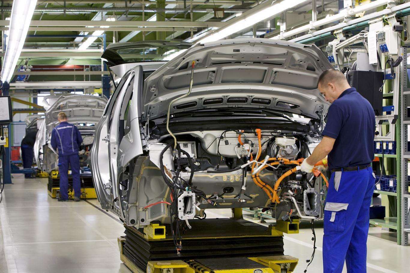Gölcük'te bulunan Ford Otosan fabrikasında üretime ara veriliyor Gölcük'te bulunan Ford Otosan fabrikasında üretime ara veriliyor